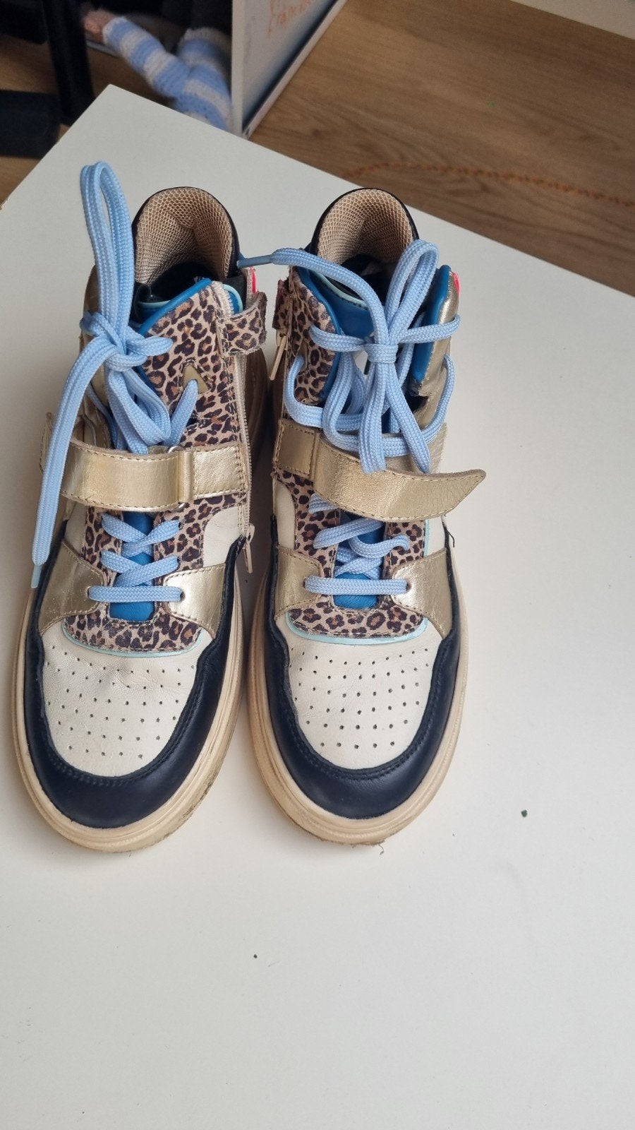 Gouden sneakers met luipaardprint en blauwe veters, Gebruikt, Jongen of Meisje, Schoenen, Ophalen of Verzenden