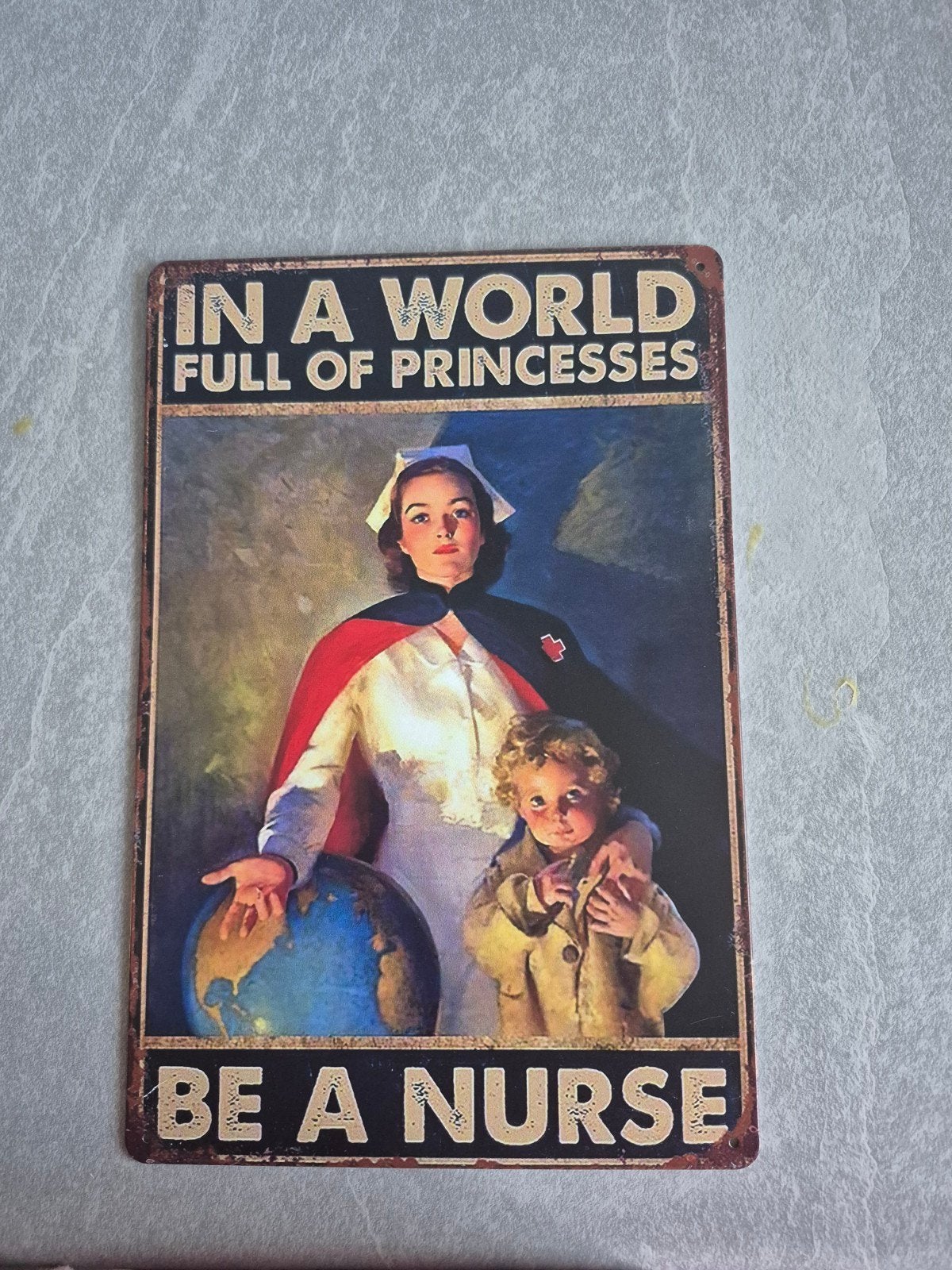 Metalen bord: In een wereld vol prinsessen, wees, Ophalen of Verzenden, Nieuw