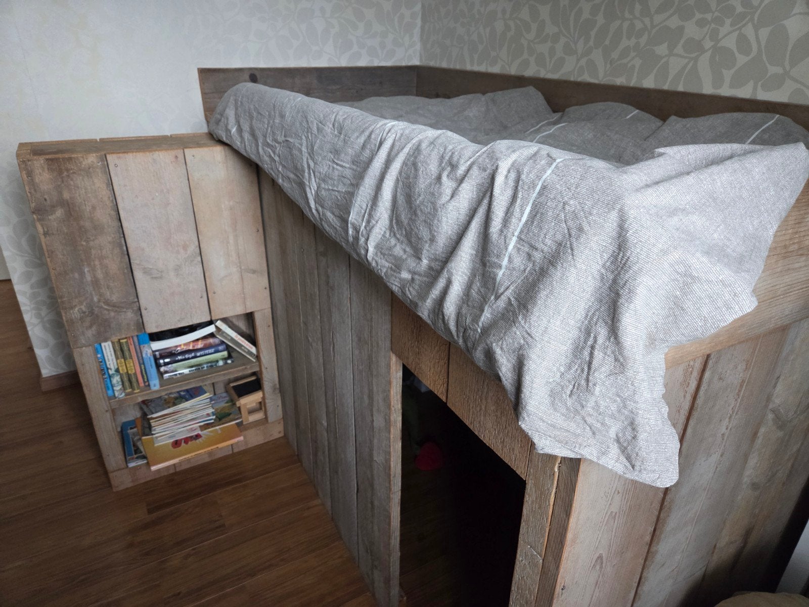 Stoer degelijk steigerhouten bed inclusief matras., Ophalen, Zo goed als nieuw, Hoogslaper