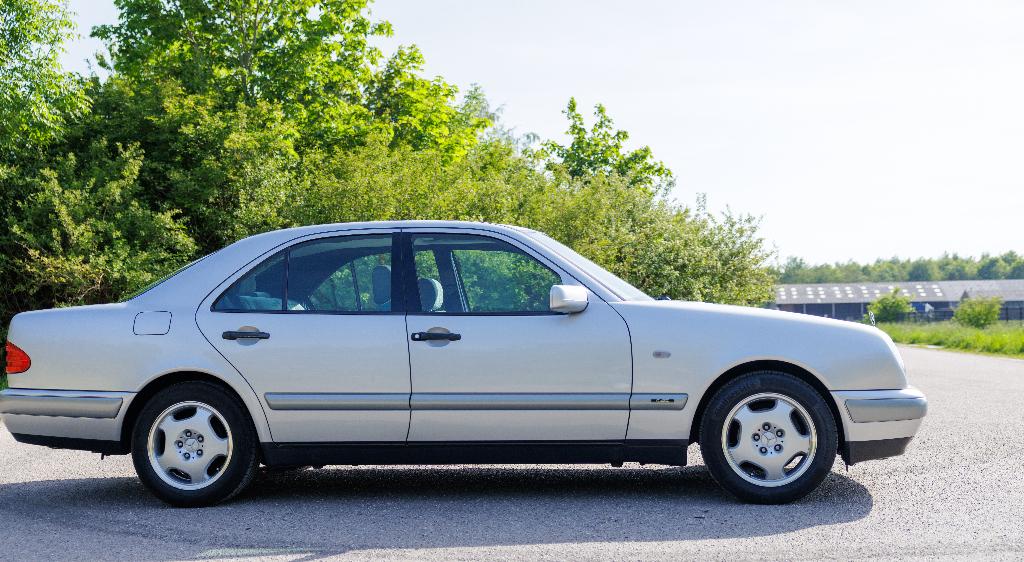 Mercedes-Benz E-Klasse 2.3 E230 Sedan Classic AUT 1996 Grijs, Auto's, Mercedes-Benz, 4 cilinders, 150 pk, Grijs, Particulier