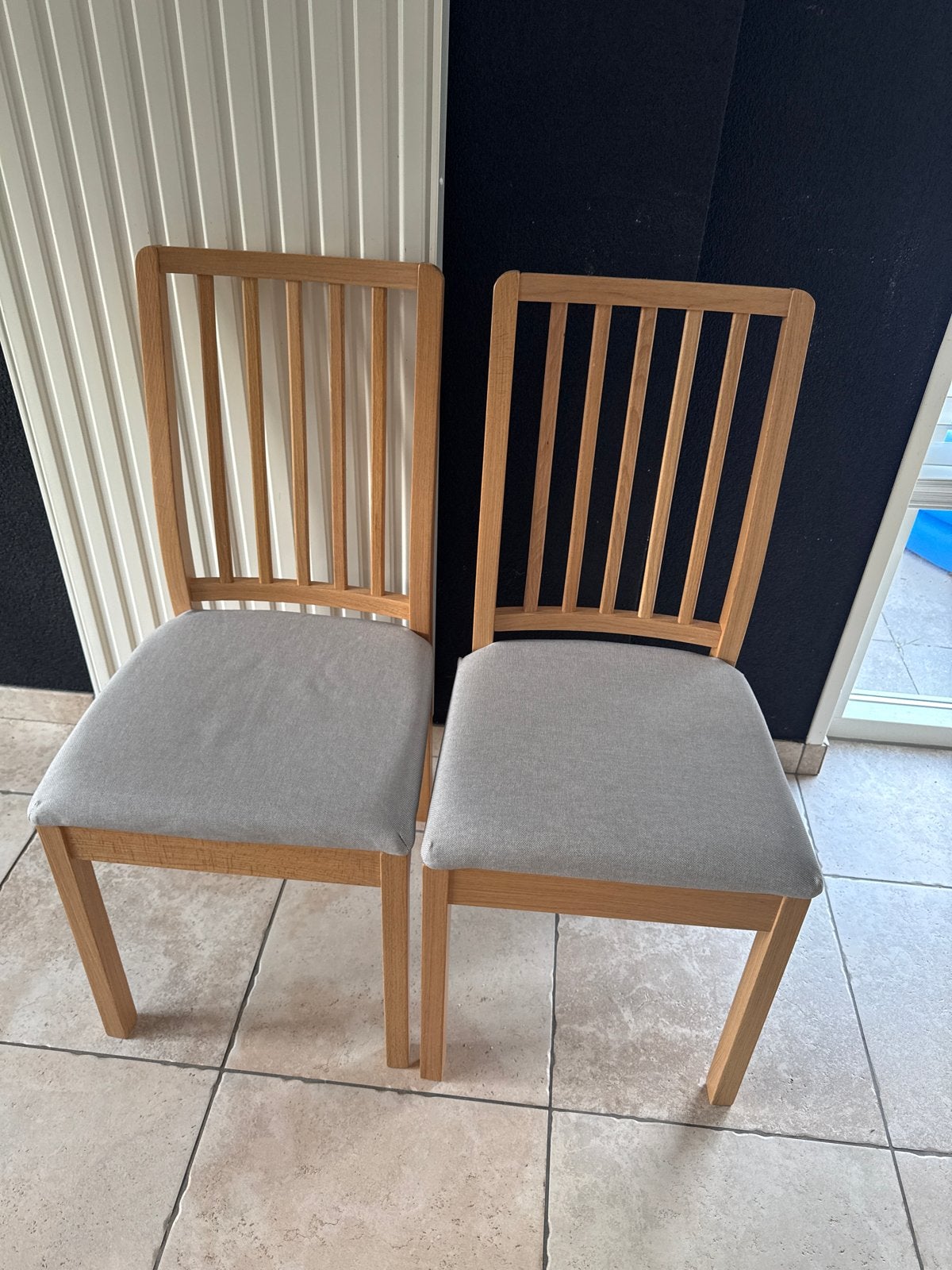Set van 2 houten eetkamerstoelen met stoffen zitting, Ophalen, Gebruikt, Twee, Grijs