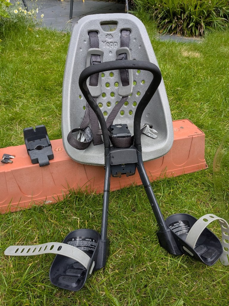 Thule Yepp Mini met windscherm en twee beugels, Fietsen en Brommers, Fietsaccessoires | Fietsstoeltjes, Ophalen, Voetsteuntjes