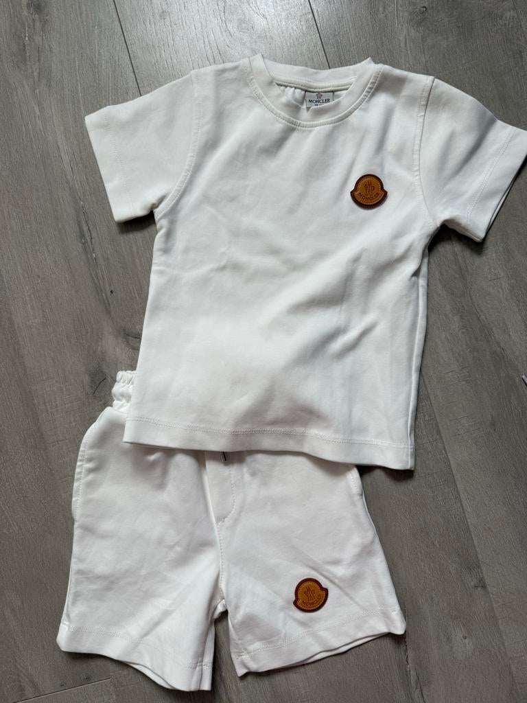 Moncler setje wit - T-shirt en korte broek 98/104, Ophalen of Verzenden, Zo goed als nieuw, Jongen of Meisje, Setje