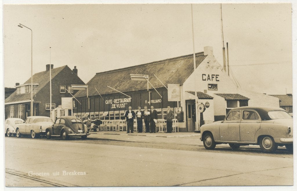Breskens - Groeten Uit   Cafe De Vuyst, oude auto's 1957, Ophalen of Verzenden, 1940 tot 1960, Ongelopen, Zeeland