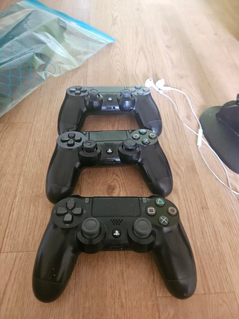 3 PS4 controllers, oplaadstation en oortjes, Spelcomputers en Games, Spelcomputers | Sony PlayStation Consoles | Accessoires, Ophalen of Verzenden