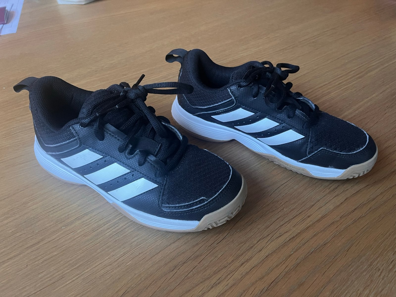 Adidas indoor schoenen hockey/gym, Ophalen of Verzenden, Zo goed als nieuw, Schoenen