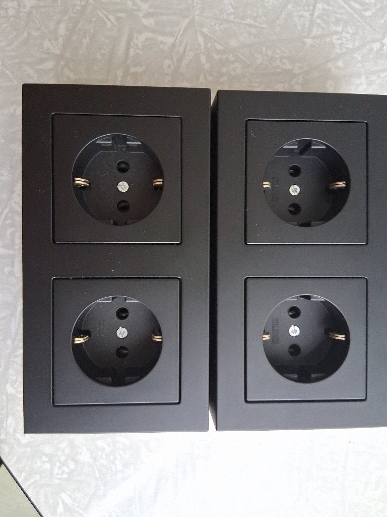 Opbouw W.C.D (wand stopcontact doos) 2voudig 2 stuks zwart, Ophalen of Verzenden, Nieuw, Stopcontact