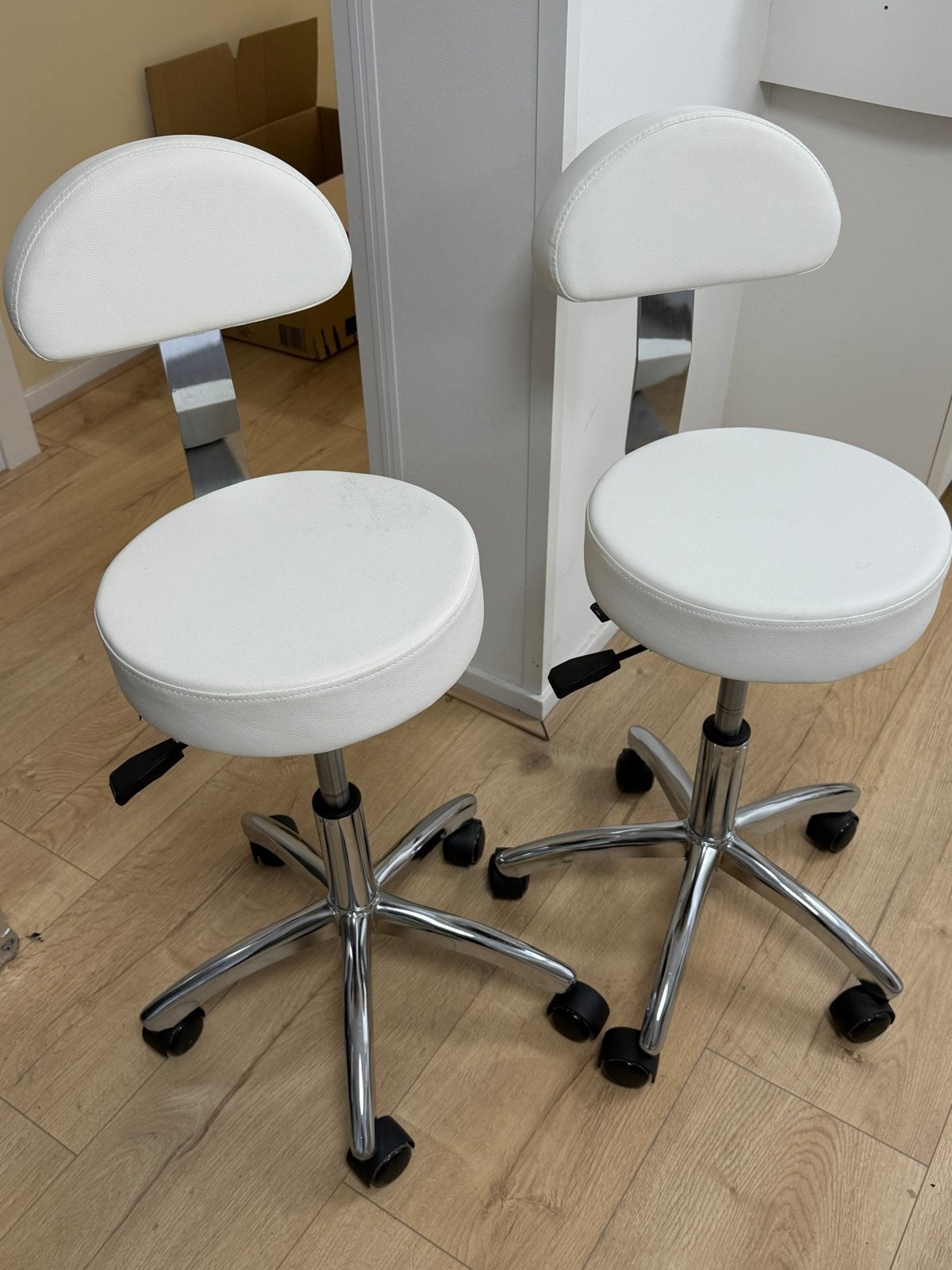 Twee witte salonstoelen op wieltjes, Huis en Inrichting, Stoelen, Ophalen, Gebruikt, Twee, Wit