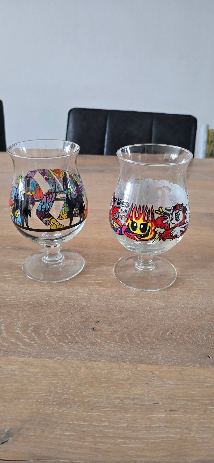 Set van 2 unieke Duvel bierglazen met kleurrijke prints, Meerkleurig, Overige stijlen, Ophalen of Verzenden, Zo goed als nieuw