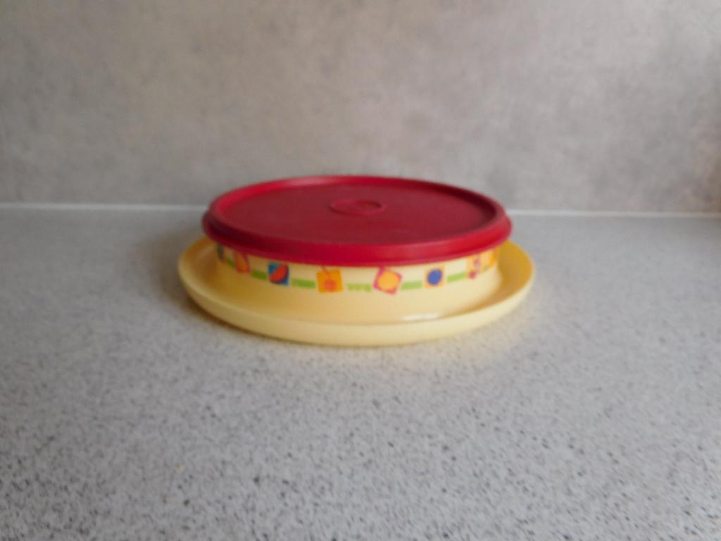 Tupperware Peuterbord Winnie the Pooh Geel Rood, Ophalen of Verzenden, Gebruikt, Geel, Overige typen