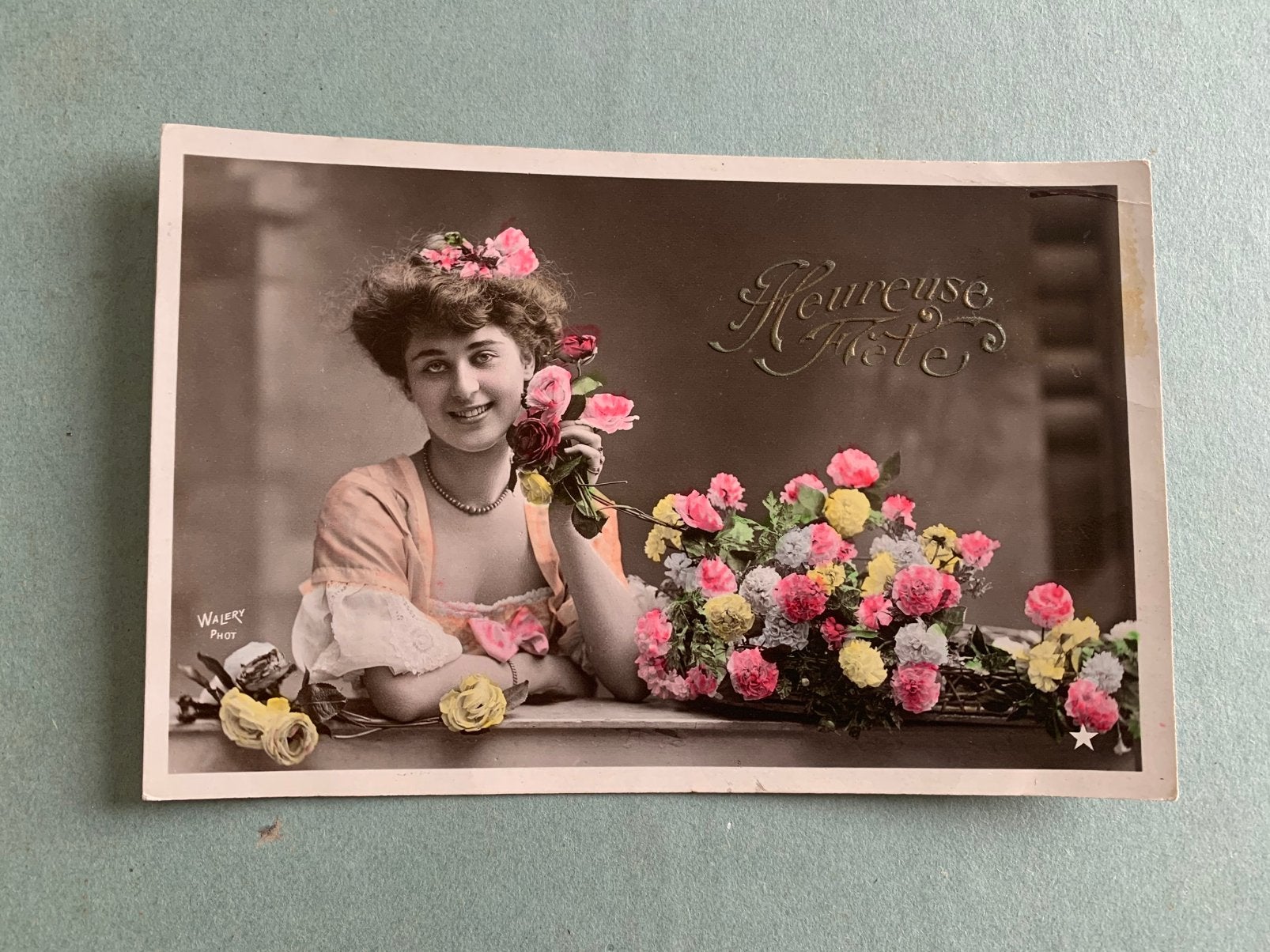25-7-1907 Heureuse Fête - dame met bloemen, Verzamelen, Ansichtkaarten | Themakaarten, Ophalen of Verzenden, Voor 1920, Gelopen