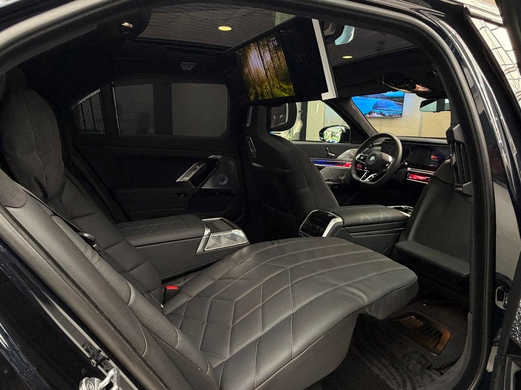 BMW 7-serie M760e xDrive M-Sport|B&W|SkyL|Rear Seat|Theater, Auto's, Automaat, 2000 kg, Zwart, Bedrijf