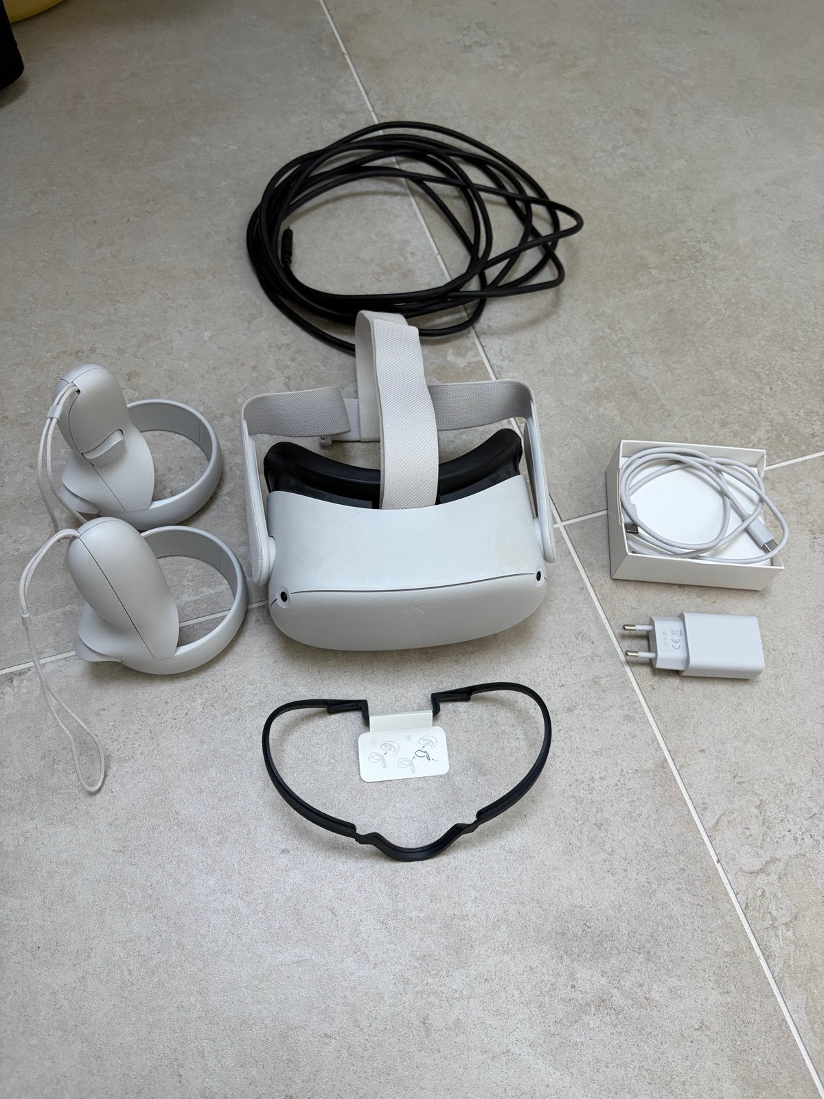 Meta Quest 2 VR-headset met controllers en accessoires, Ophalen of Verzenden, Zo goed als nieuw, VR-bril, Overige platformen