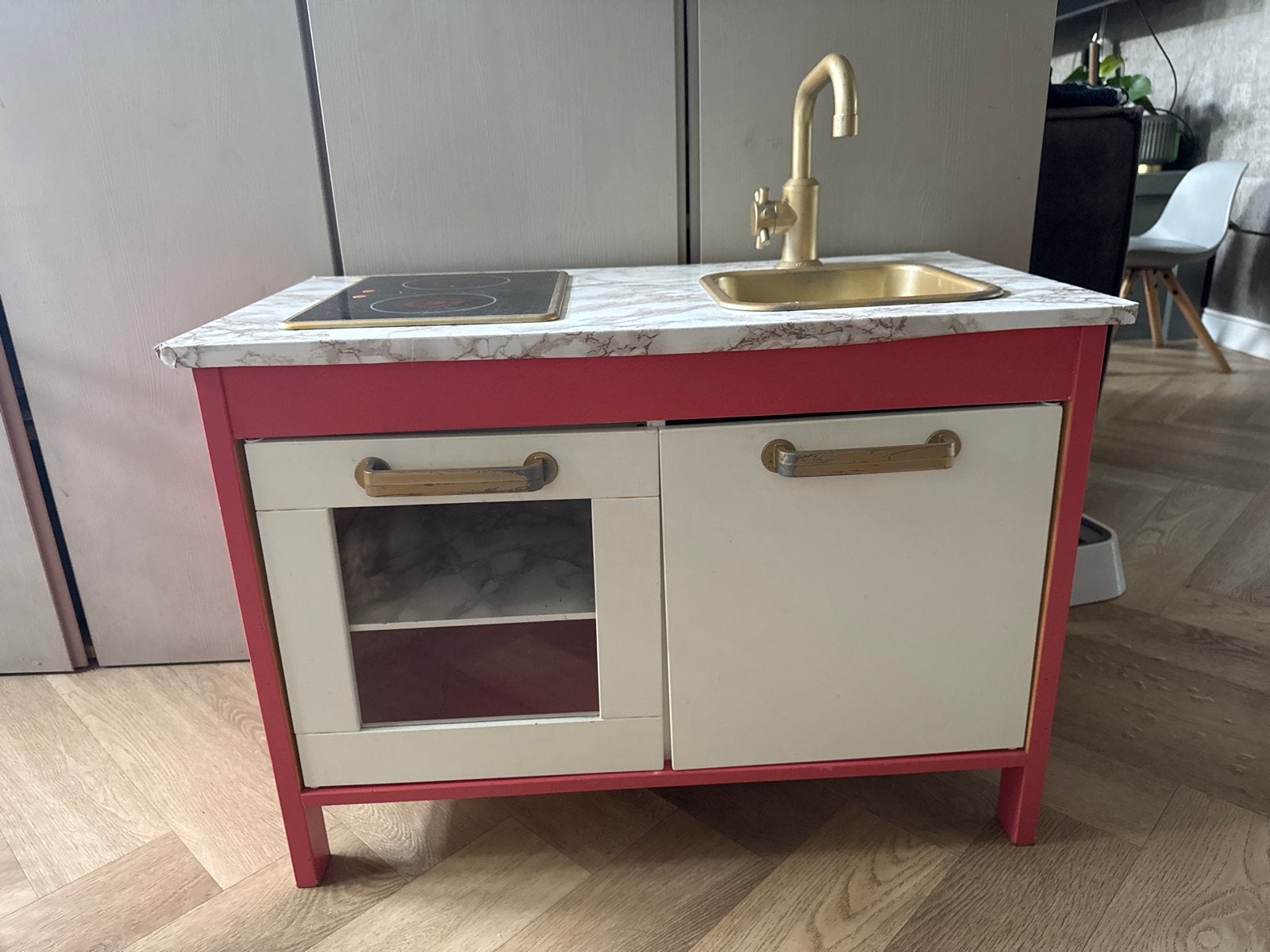 Leuke speelkeuken met marmerlook en gouden kraan, Kinderen en Baby's, Speelgoed | Speelkeukens, Ophalen, Gebruikt, Hout, Speelkeuken