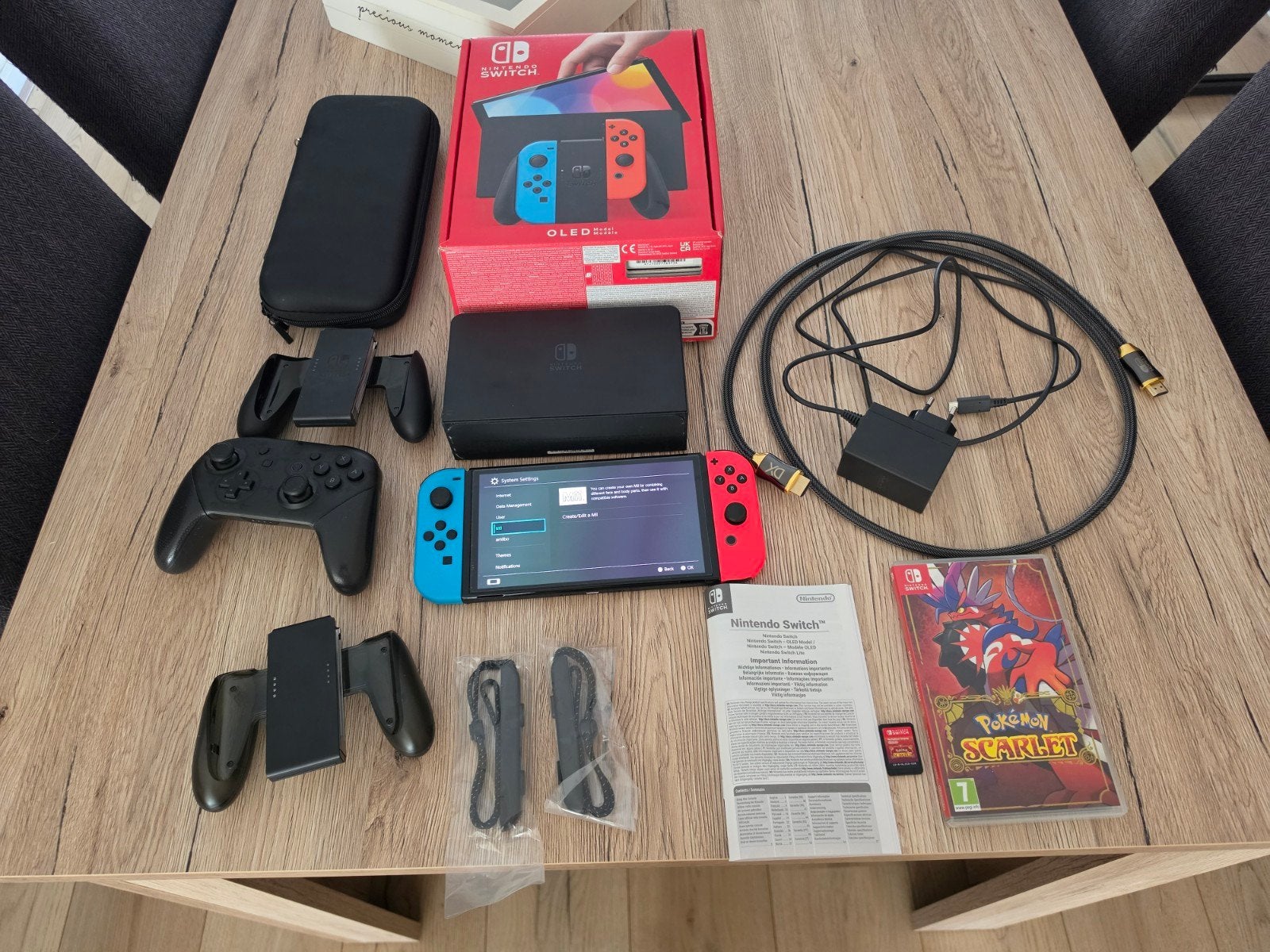 Nintendo Switch OLED met Pokémon Scarlet en extra's, Spelcomputers en Games, Spelcomputers | Nintendo Switch, Zo goed als nieuw