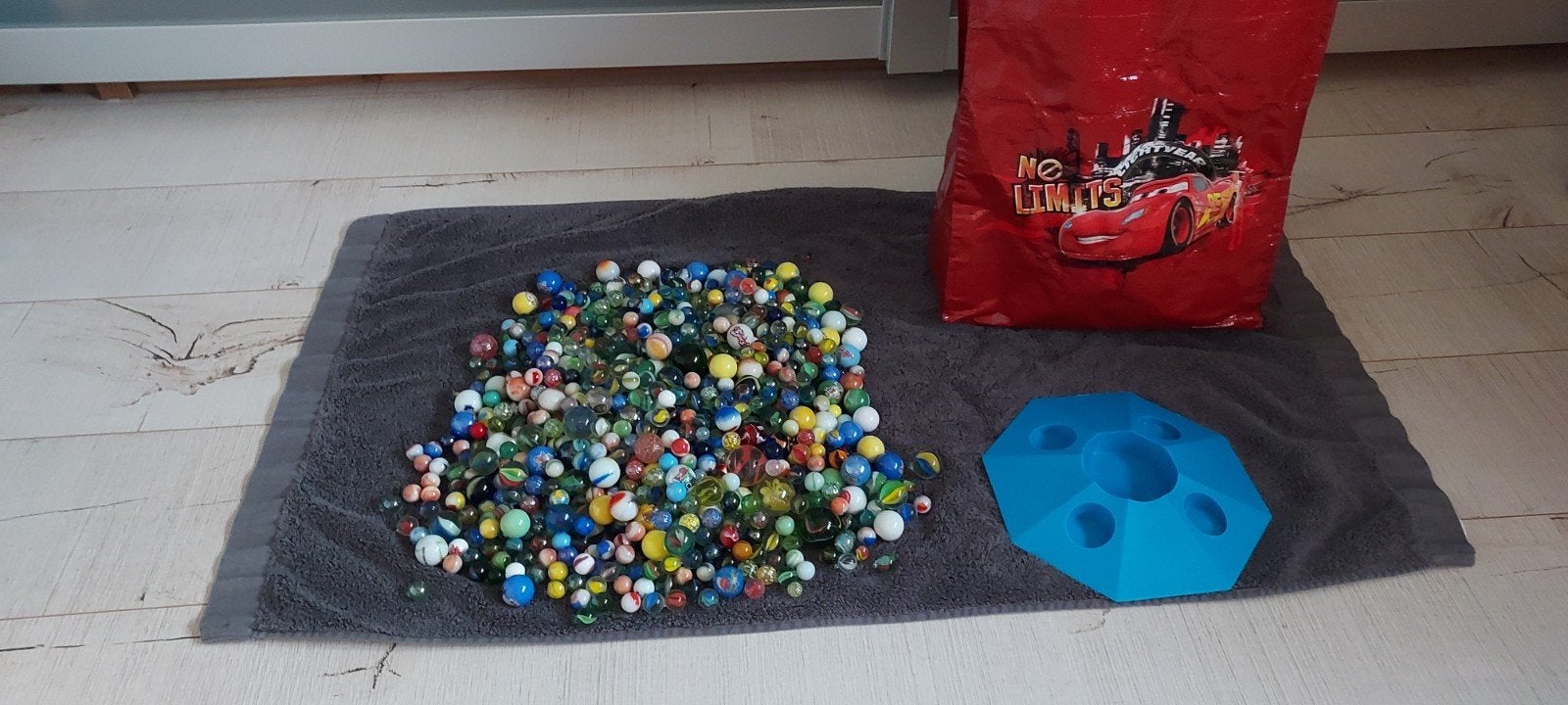 Tas vol knikkers, met knikker bak/spel., Ophalen, Zo goed als nieuw