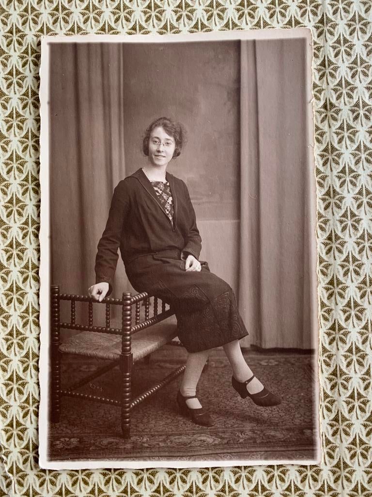 Foto - dame met bril, Verzamelen, Gebruikt, Foto, Ophalen of Verzenden, 1940 tot 1960