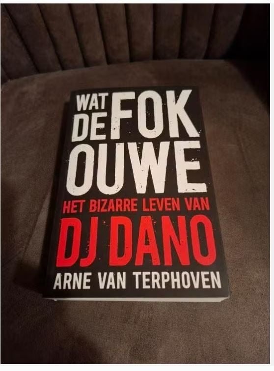 Wat de Fok Ouwe - DJ Dano Biografie, Ophalen of Verzenden, Zo goed als nieuw