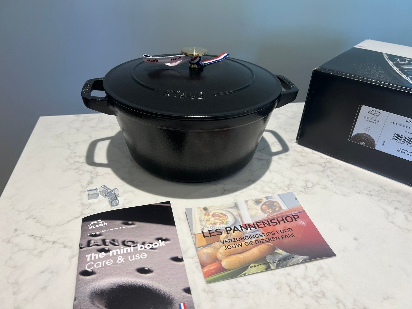 Nieuwe Staub braadpan 24 cm mat zwart in de doos, Nieuw, Ophalen of Verzenden, Staub, Met handvatten
