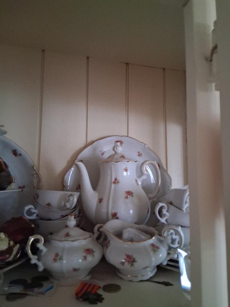 Koffieservies Wunsiedel Bavaria met roze roosjes, tussenmaat, Antiek en Kunst, Antiek | Servies compleet, Ophalen of Verzenden