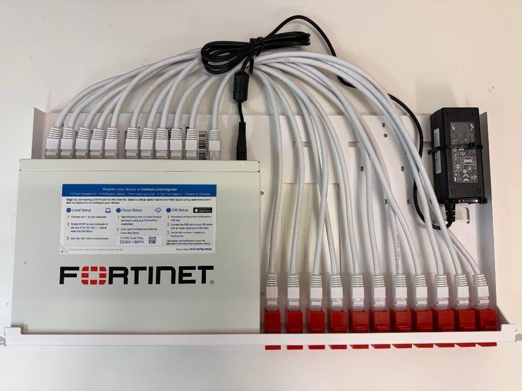 2 stuks Fortinet FortiGate 60F + Rackmount | Asset Transfer, Computers en Software, Ophalen of Verzenden, Zo goed als nieuw, Router