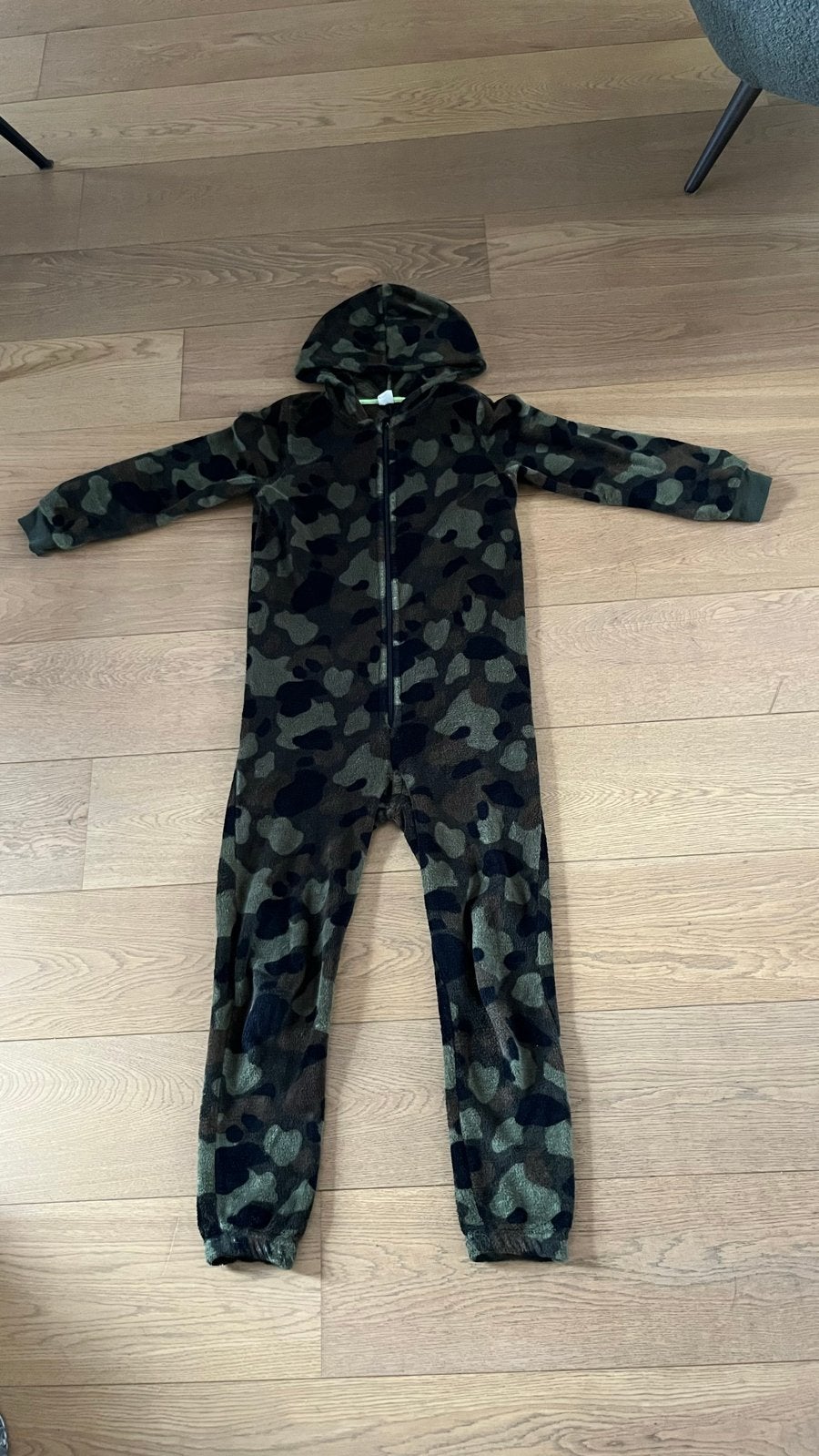 Fleece camouflage onesie maat 134/140, Ophalen of Verzenden, Gebruikt, Jongen of Meisje, Nacht- of Onderkleding