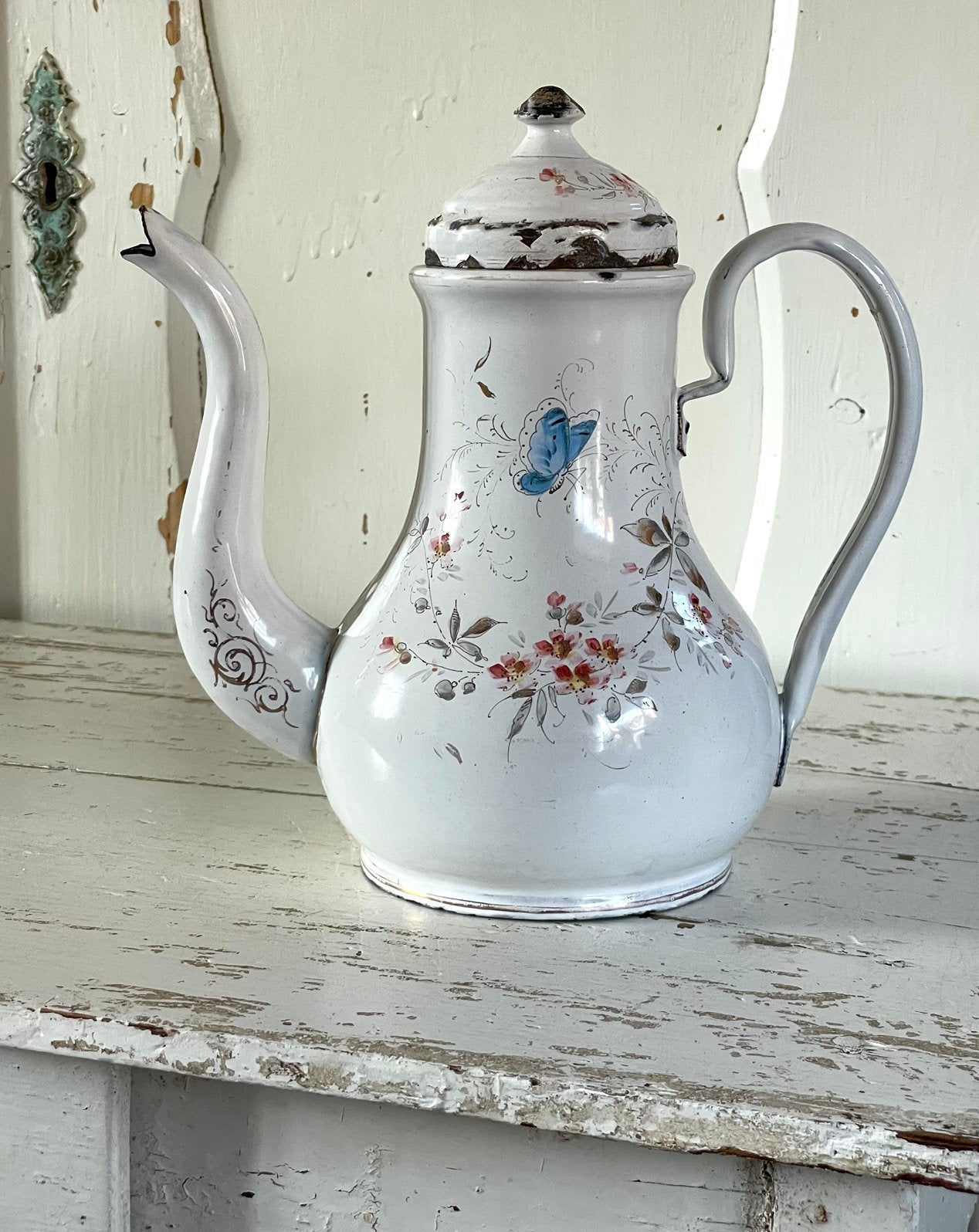 Emaille oude Franse koffiepot bolle buik bloemen vlinder, Ophalen of Verzenden