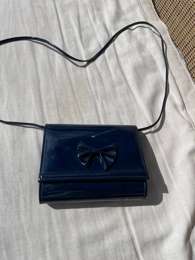 Blauwe lak tas met strik, Sieraden, Tassen en Uiterlijk, Tassen | Damestassen, Ophalen of Verzenden, Blauw, Schoudertasje
