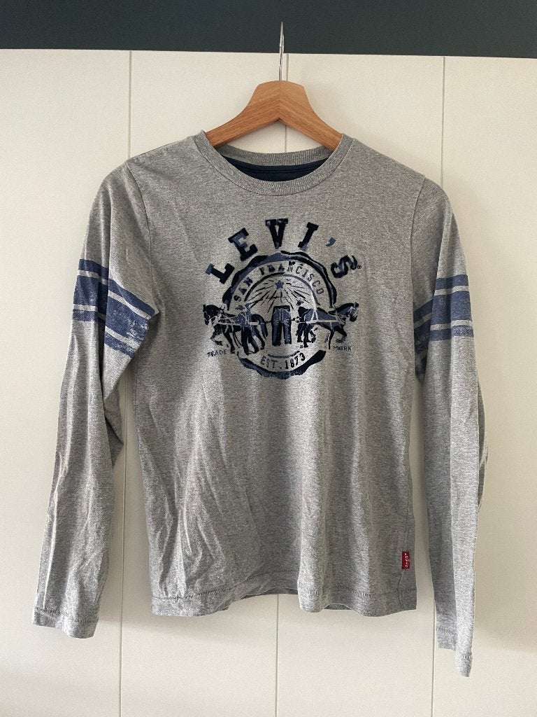 Levi’s lange mouwen t-shirt longsleeve grijs met blauw logo, Gebruikt, Jongen of Meisje, Ophalen of Verzenden, Shirt of Longsleeve