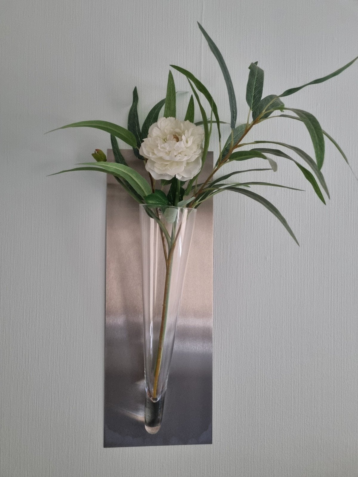 Wandvaas met metalen achterplaat zonder kunstbloem, Huis en Inrichting, Woonaccessoires | Vazen, Ophalen, Transparant, Inclusief decoratie