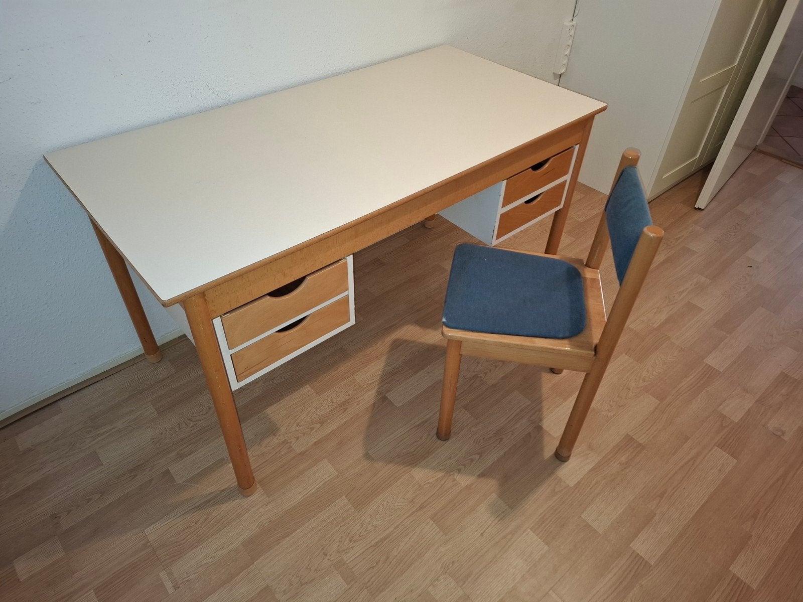 ruim (kinder) bureau met stoel, Ophalen, Met lades, Gebruikt, Kinderbureau