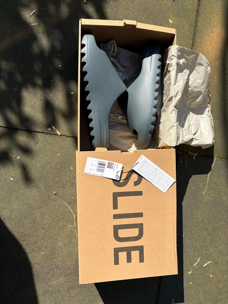 Adidas YZY Slide slippers, Ophalen of Verzenden, Nieuw, Grijs, Slippers