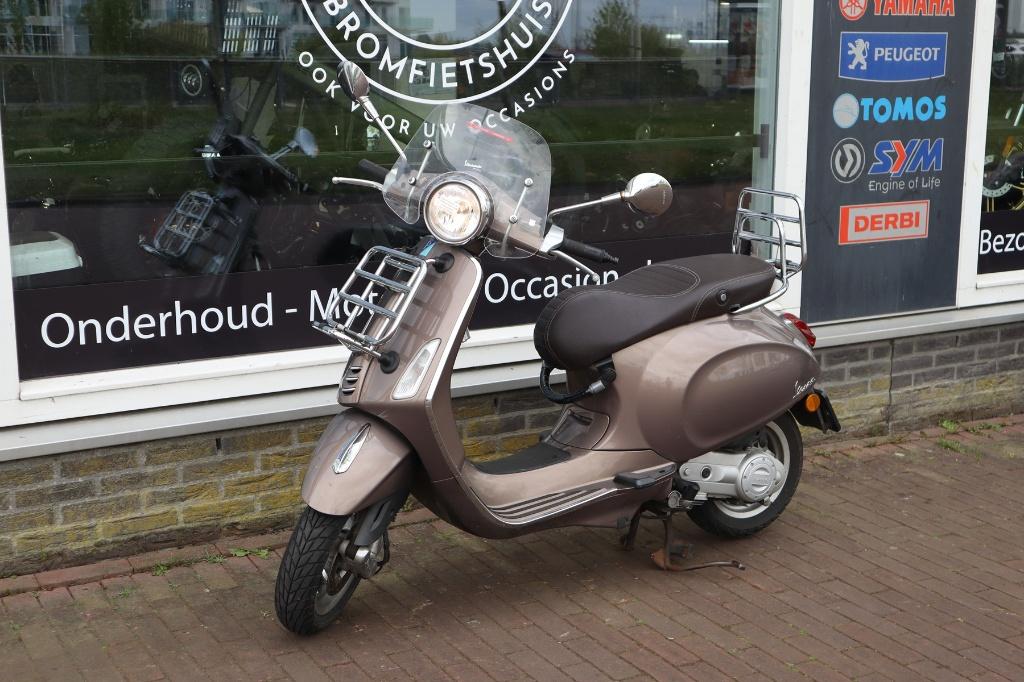 Vespa Primavera 50 Touring 25km 3340km, Overige modellen, Ophalen of Verzenden, Zo goed als nieuw, Benzine