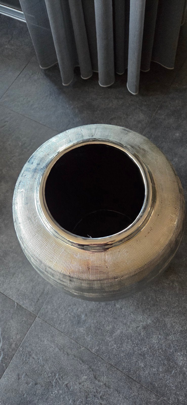 PTMD Grote zilverkleurige vaas met structuur - 50 cm hoog, Ophalen, Met patroon/structuur, Zo goed als nieuw, Metaal