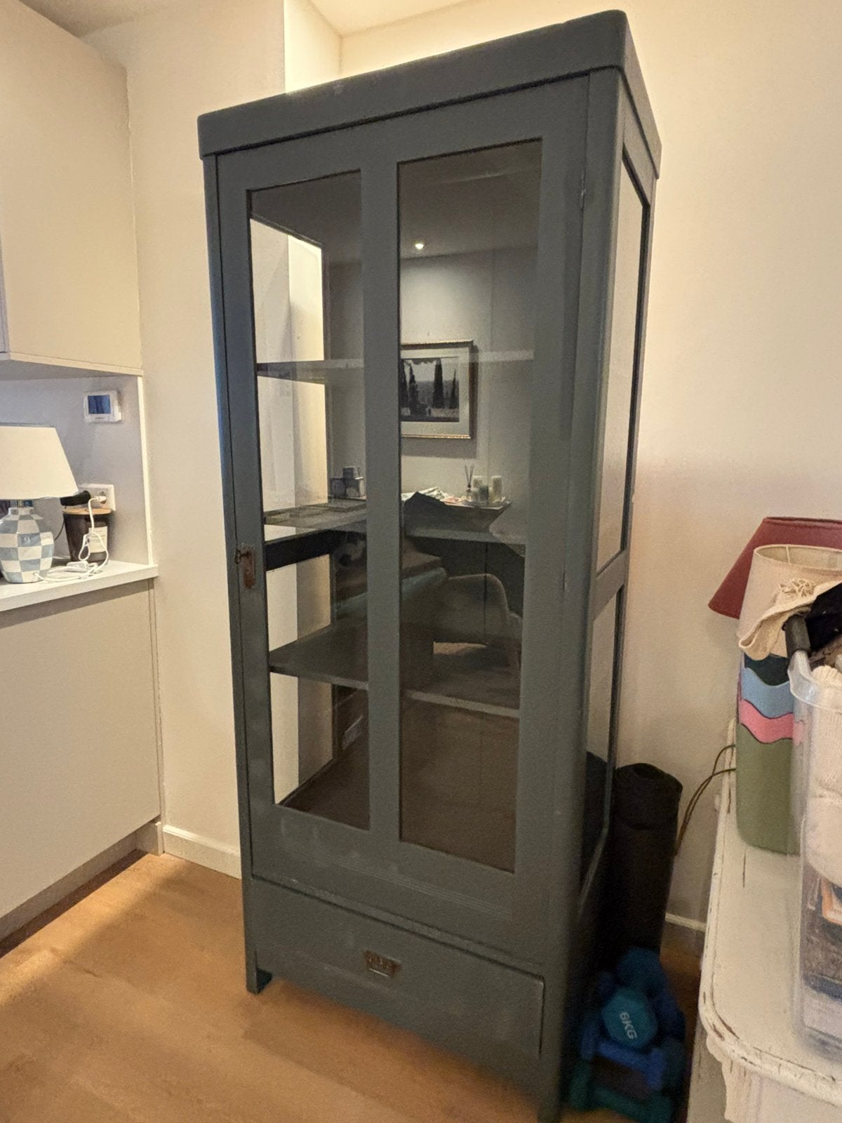 Bijzondere Oude Vitrinekast / Apothekerskast | Glas Rondom, Huis en Inrichting, Ophalen, Teakhout, Met klep(pen), 50 tot 100 cm