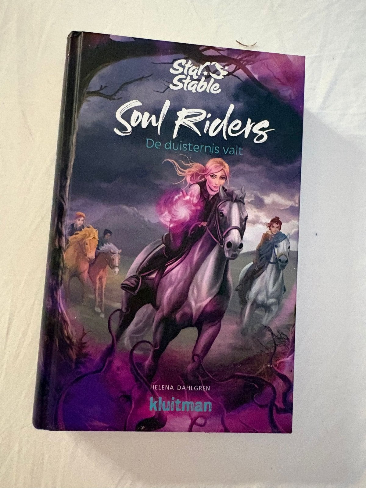 Star Stable Soul Riders: De duisternis valt - Deel 3, Ophalen of Verzenden, Zo goed als nieuw, Fictie