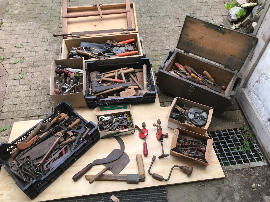Grote Verzameling oud en antiek gereedschap, Ophalen