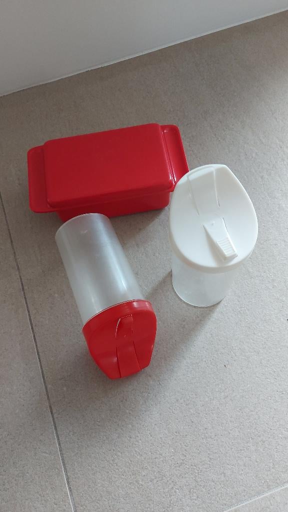 2 strooibusjes met rode en witte deksel en rode botervloot, Ophalen of Verzenden, Gebruikt, Rood, Schaal