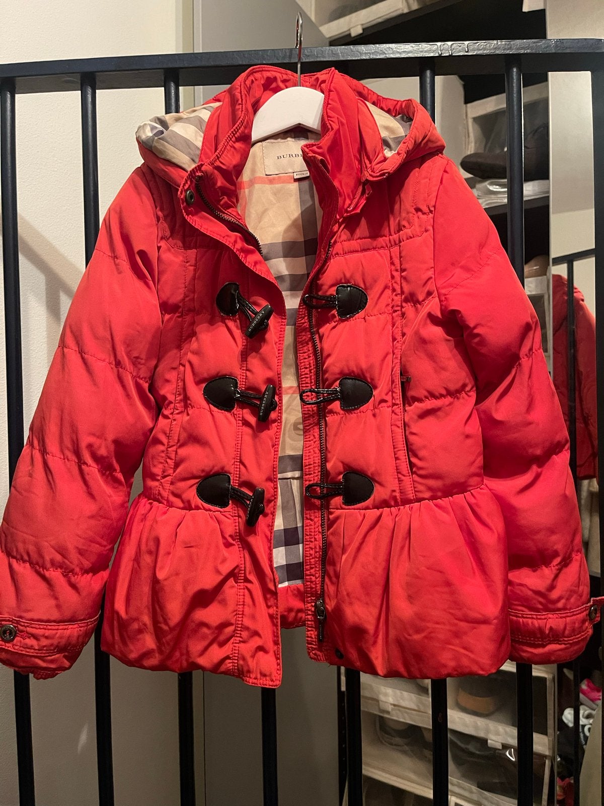 Burberry winterjas rood voor meisjes, maat 128, Ophalen, Zo goed als nieuw, Meisje, Jas