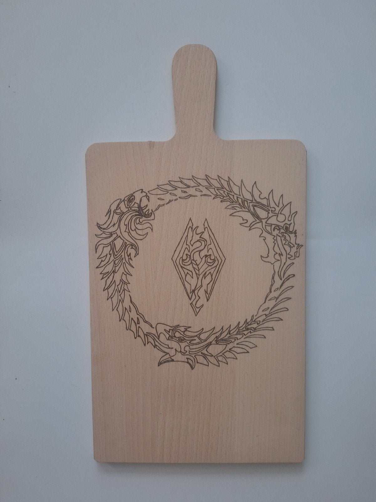 Skyrim borrelplank, Huis en Inrichting, Gevondenengemaakt@gmail.com, Hout, Skyrim, Snij-/serveerplank