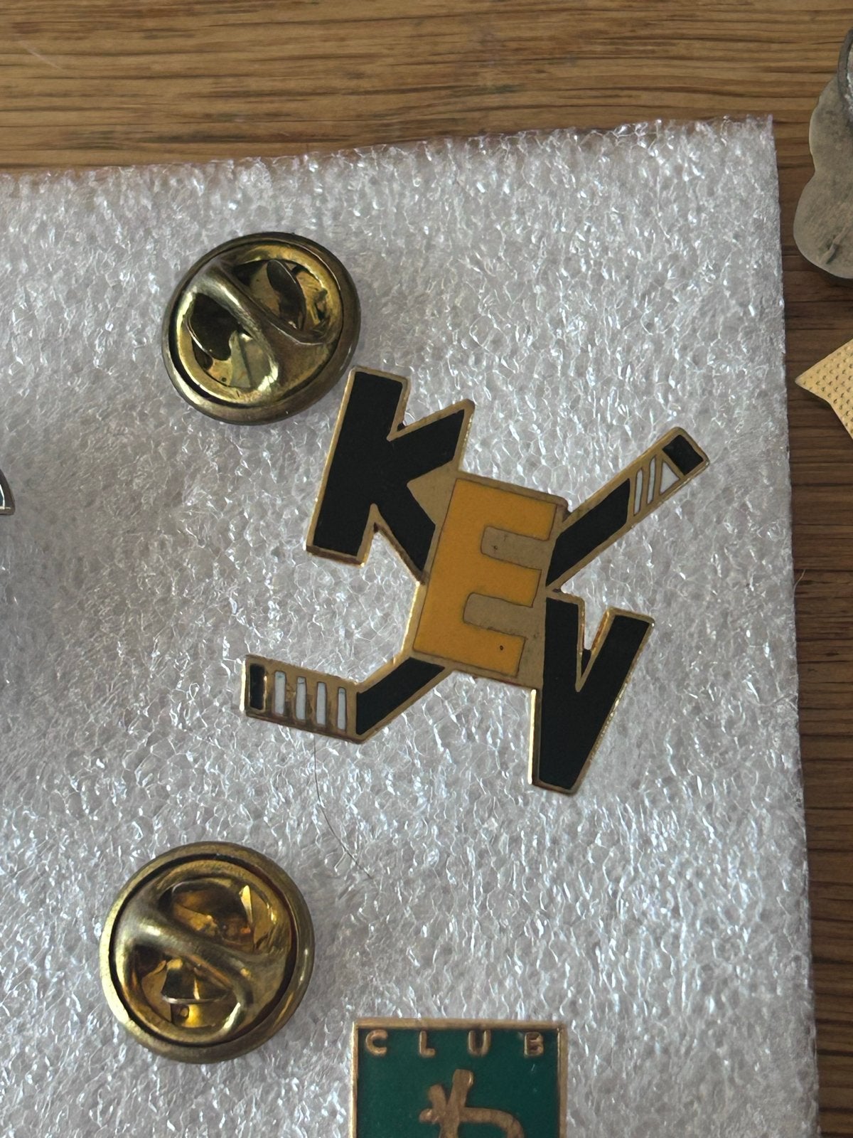 Vintage IJshockey Pin KEV Club, Ophalen of Verzenden, Gebruikt, Sport, Speldje of Pin