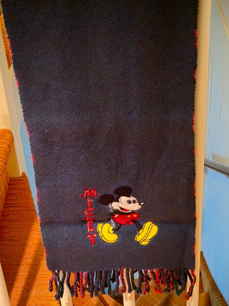 Disneyland Paris sjaal met Mickey Mouse, Ophalen of Verzenden, Mickey Mouse, Gebruikt, Kleding of Textiel