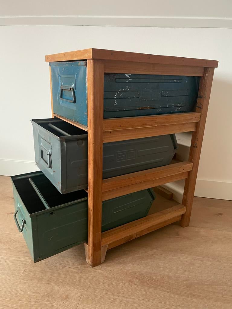 Houten kast met vintage stalen stapelbakken als lades, Antiek en Kunst, Ophalen