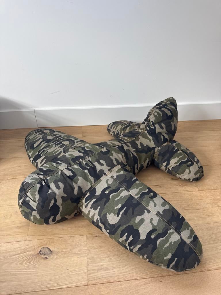 Grote camouflage vliegtuig knuffel, Overige typen, Ophalen of Verzenden, Zo goed als nieuw, Middelgroot (20 tot 80 cm)
