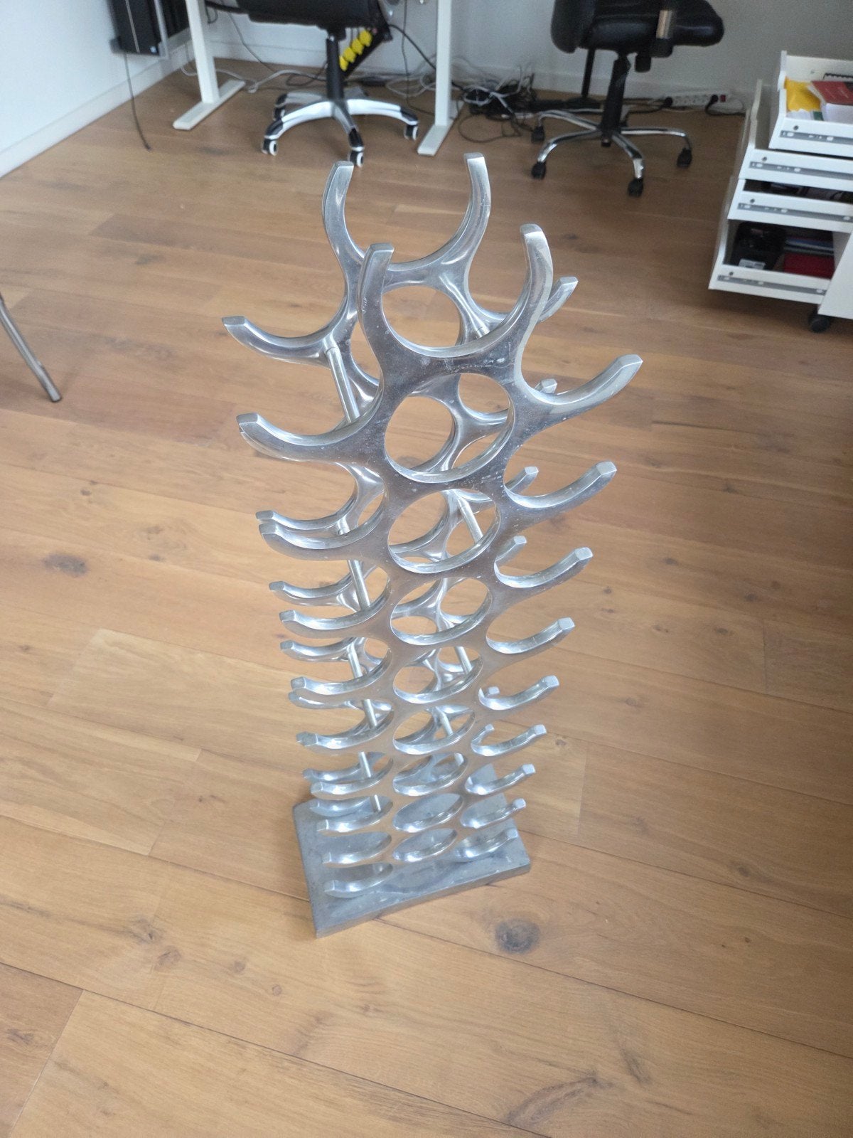 Modern metalen wijnrek voor 27 flessen, Huis en Inrichting, Ophalen of Verzenden, Zo goed als nieuw, 25 flessen of meer, 75 – 100