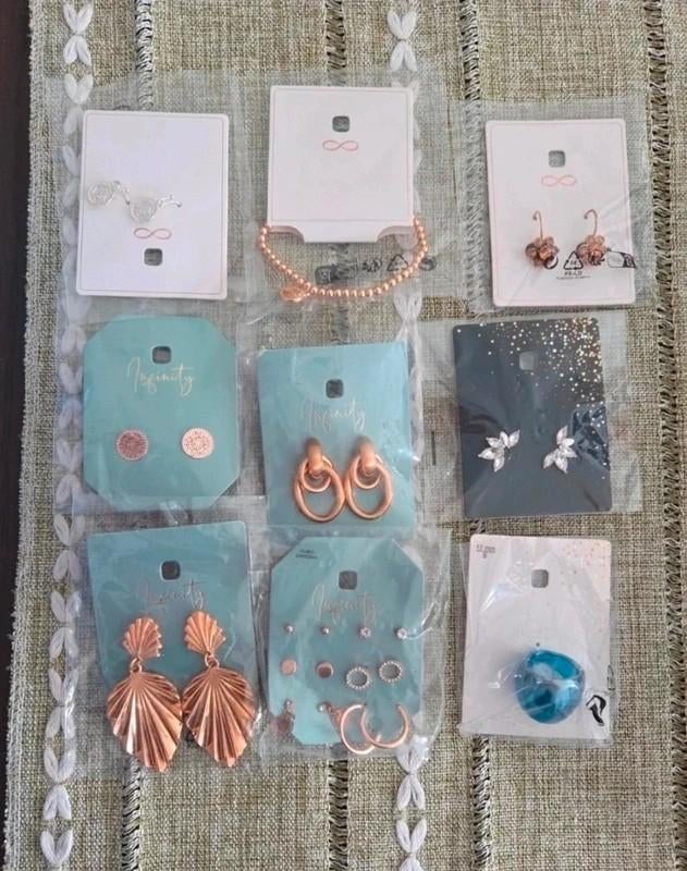 9 x nieuwe sieraden in verpakking inc 12 paar oorbellen, Overige materialen, Nieuw, Ophalen of Verzenden, X