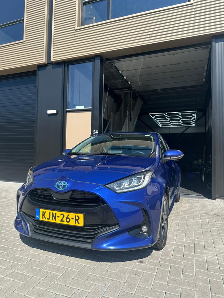 Toyota Yaris 1.5 Hybrid | Carplay | Achteruitrijcamera, Zwart, Blauw, 1490 cc, Navigatiesysteem