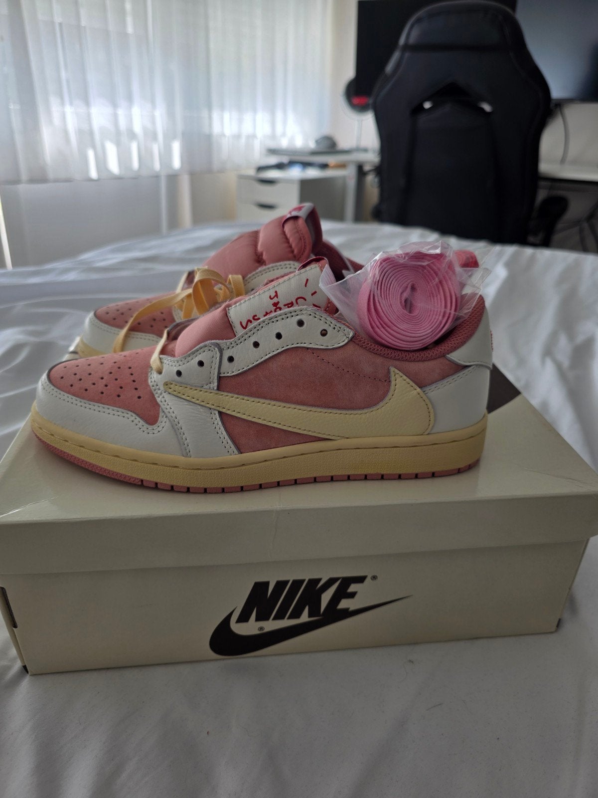 Air Jordan 1 Low Travis Scott 'Pink', Overige kleuren, Nike Jordan, Nieuw, Ophalen of Verzenden