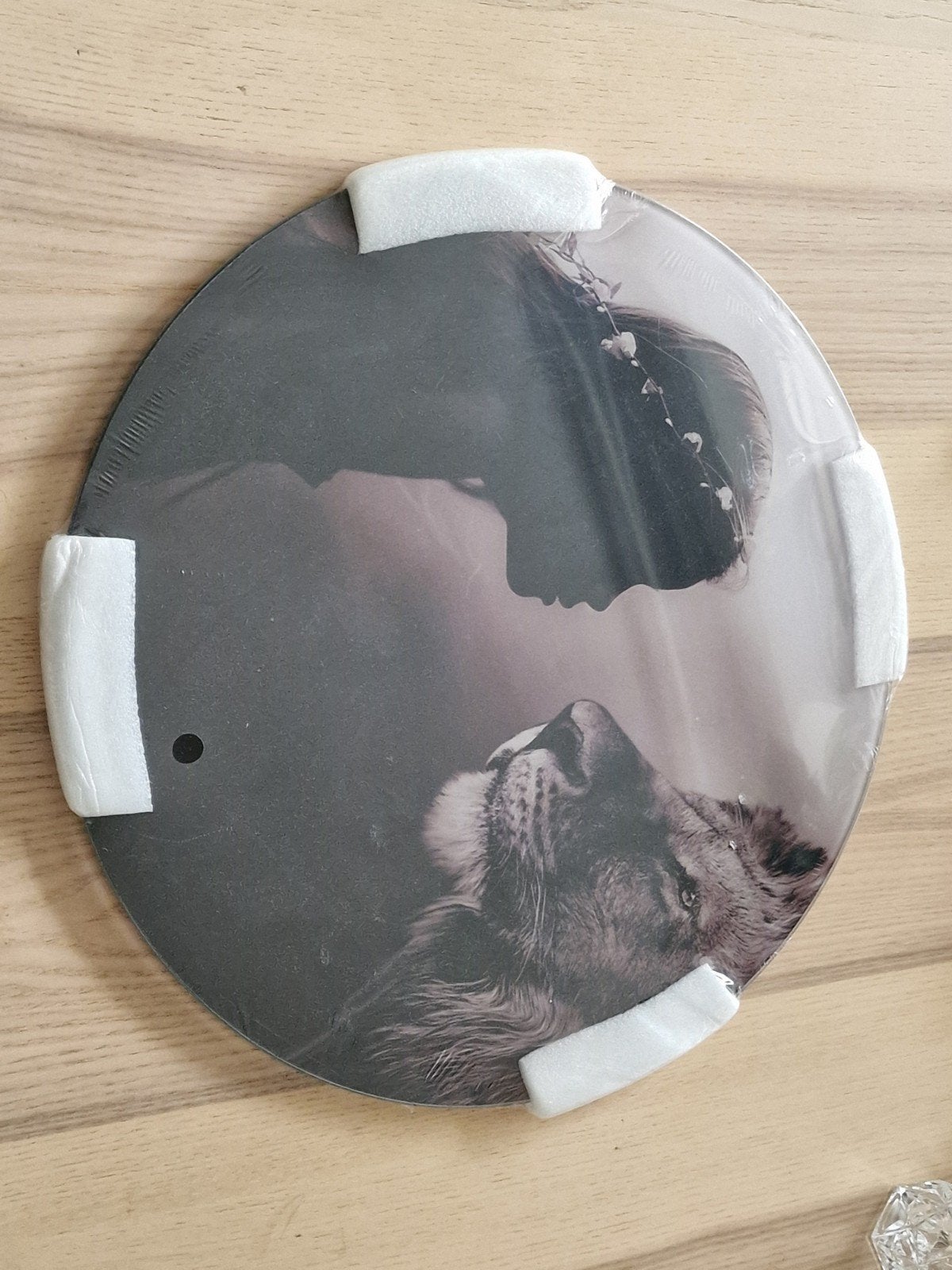 Ronde wanddecoratie 'Meisje met leeuw' Ø40cm, Minder dan 50 cm, Ophalen of Verzenden, 5 – 50, Print