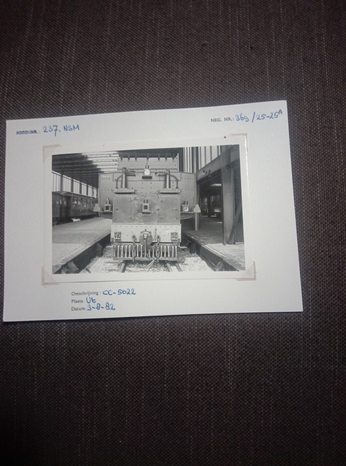 Zwart-wit foto van trein CC-5022, Utrecht, 1982, Ophalen of Verzenden, Gebruikt, Trein, Kaart of Prent